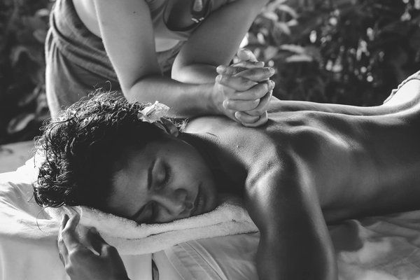 Quels sont les effets des massages prénatals sur le stress et le bien-être émotionnel?